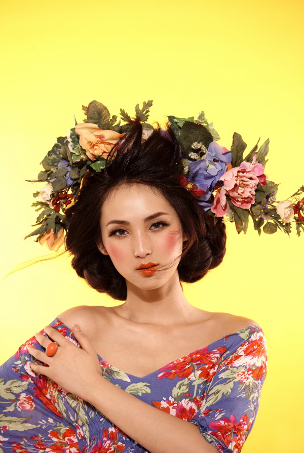 戴著花朵的性感美女圖片