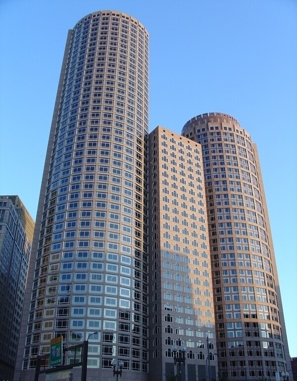 波士頓街頭的高大建築图片