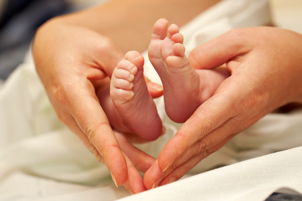 婴幼儿的小脚与爱心手势图片