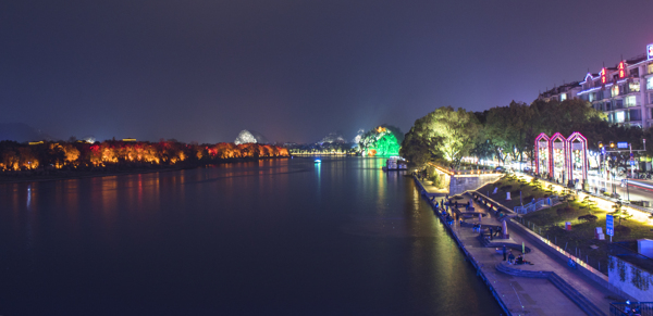 唯美的河边城市夜景