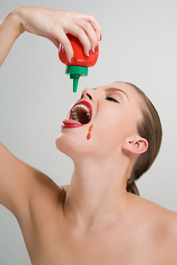 吃番茄酱的女人图片