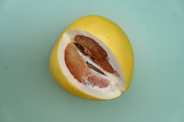 绿底白柚子水果摄影图图片