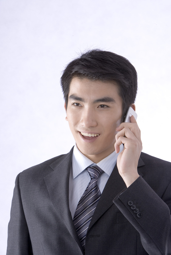 穿著西裝打手機(jī)的男人圖片圖片