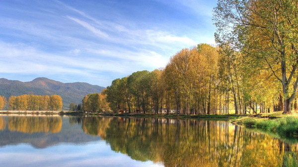 秋天美丽的湖泊水山图片