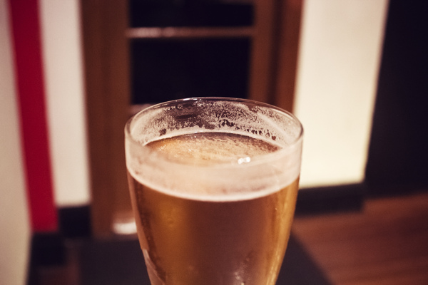 玻璃杯装着的一杯啤酒