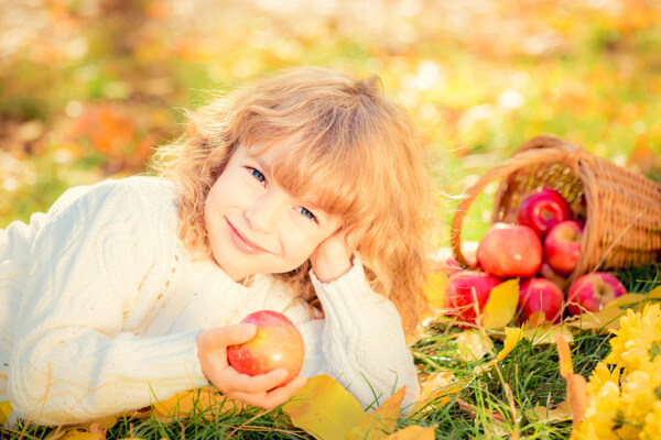 拿苹果的小女孩图片