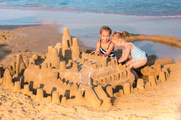 儿童与沙雕风景