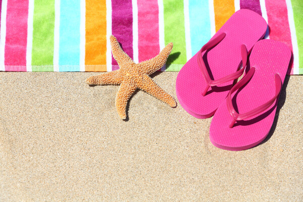 沙滩上的拖鞋和海星图片