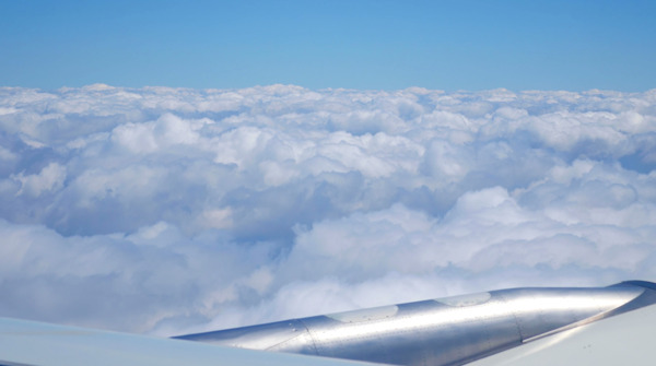 蓝天白云下飞机在云层里飞行