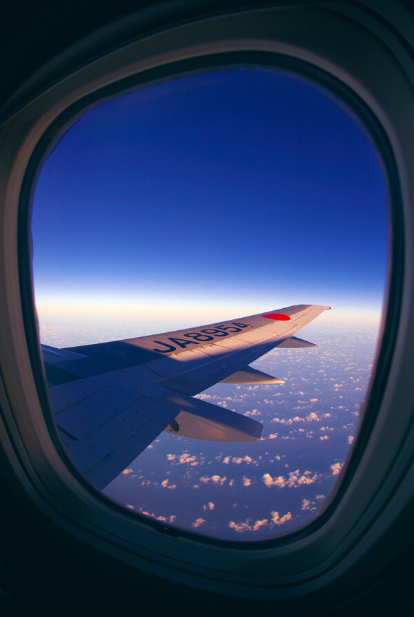 飞机视窗看云海图片