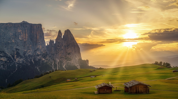 意大利阿尔卑斯山日出和日落草甸