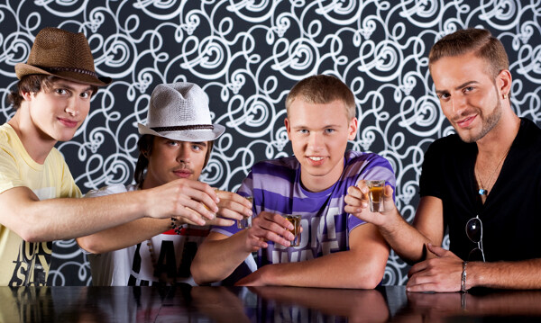在酒吧喝酒的外国年轻男人图片