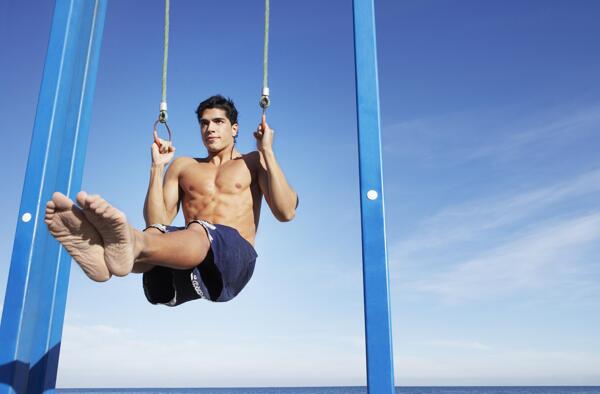 做吊环体操的肌肉男图片