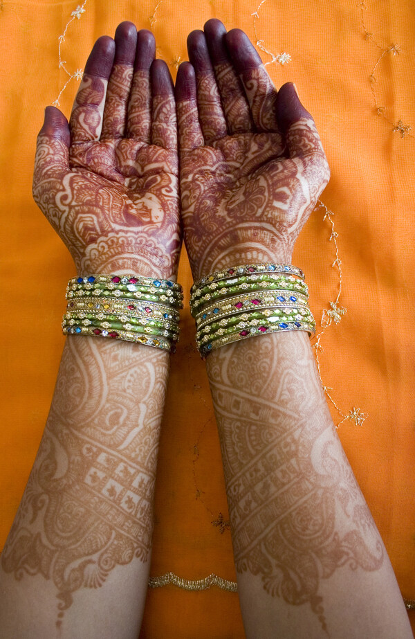 一双纹身的印度新娘手臂图片