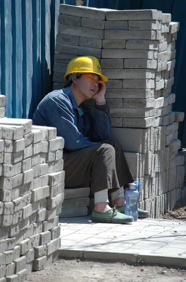 午睡的建筑工人圖片