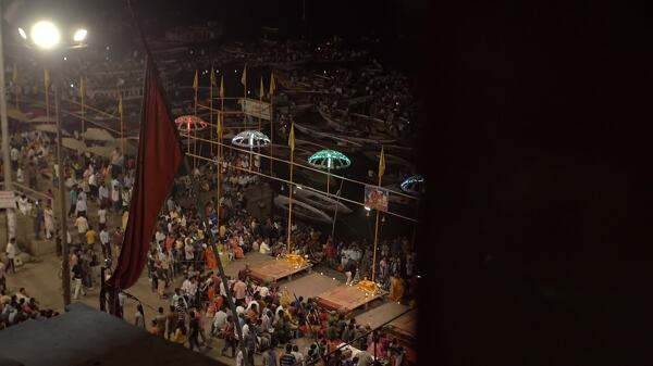 瓦拉纳西夜仪式上的人群