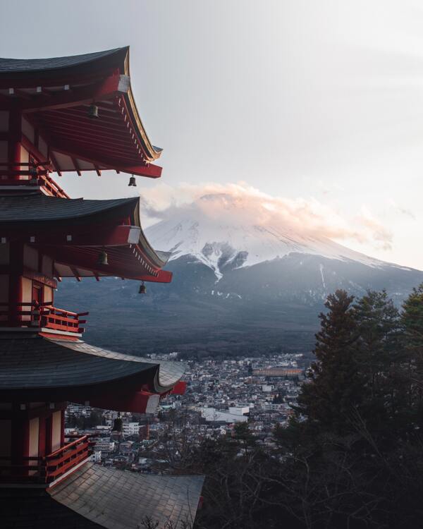 高端建筑雪山风景背景