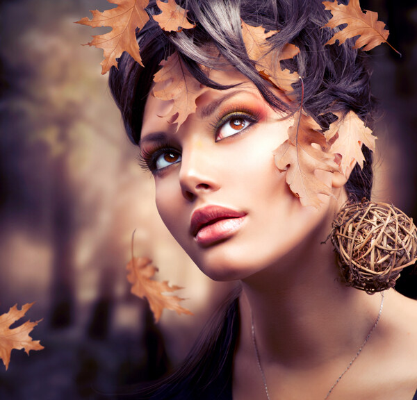 美女模特与秋天树叶图片