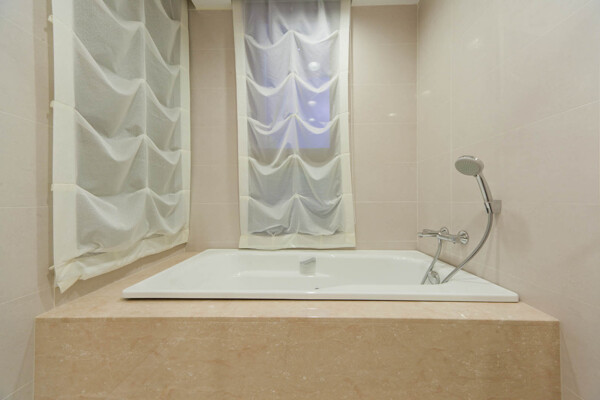 现代时尚浴室杏色瓷砖室内装修效果图
