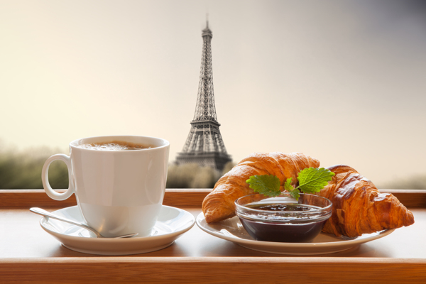 巴黎埃菲尔铁塔与面包咖啡图片