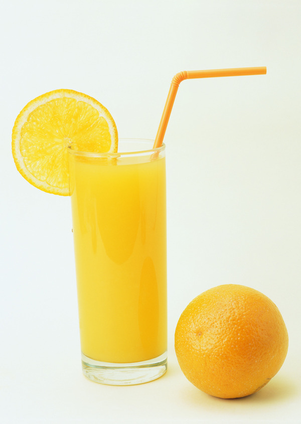 一杯橙汁和橙子图片