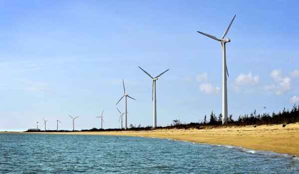 海边风力发电图片