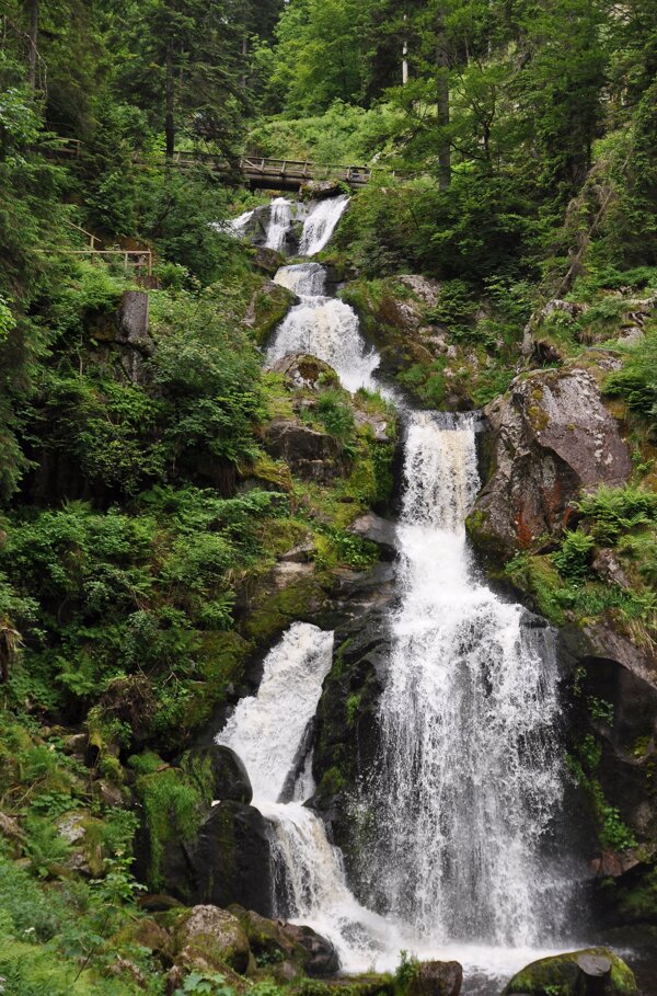 山涧瀑布溪流美景图片