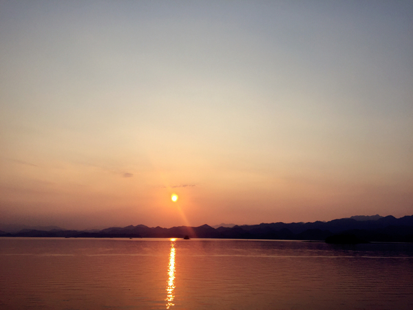 唯美湖边日落风景图片