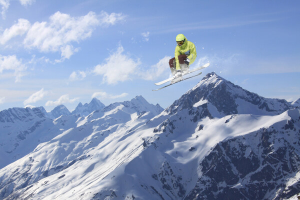 高山滑雪的运动员图片