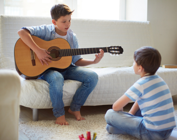 弹吉他的两个小孩图片