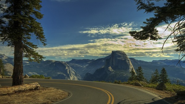 山脉公路风景摄影图片