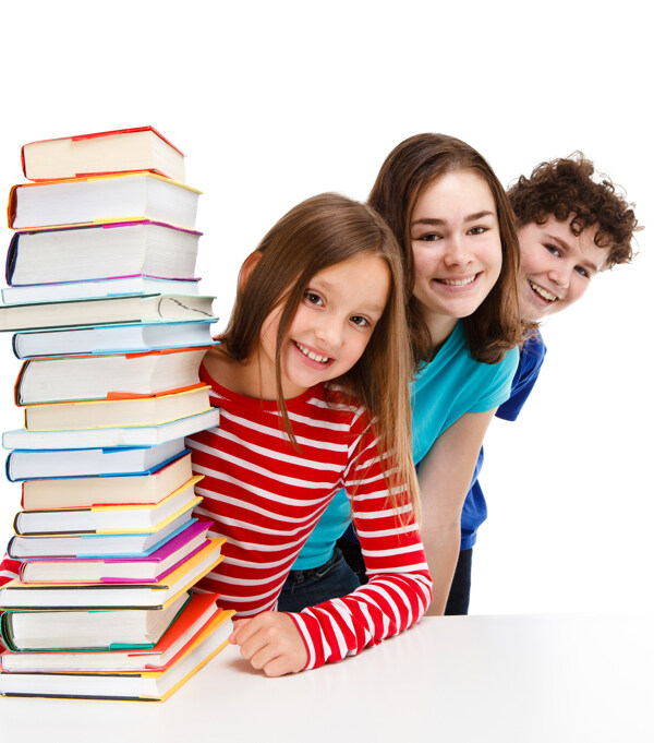 一摞书本和三个开心的孩子图片