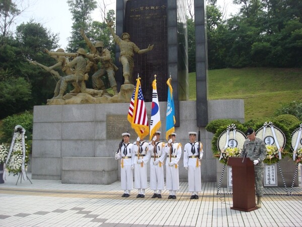 联合国军阵亡士兵雕像朝鲜战争图片
