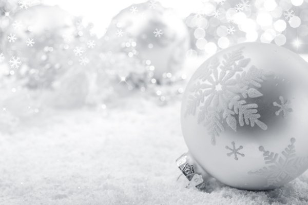 雪地里的圣誕球攝影圖片