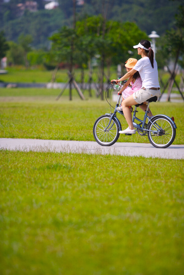 親子休閑腳踏車(chē)自行車(chē)腳踏車(chē)賽車(chē)戶(hù)外運(yùn)動(dòng)車(chē)道風(fēng)景草坪