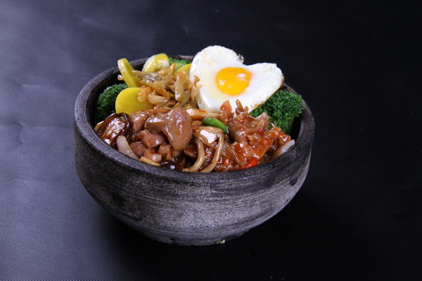 牛仔肉什菌石鍋飯圖片