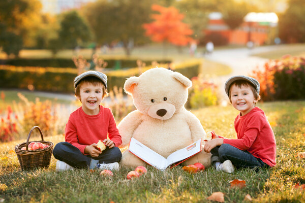 小熊和双胞胎儿童图片
