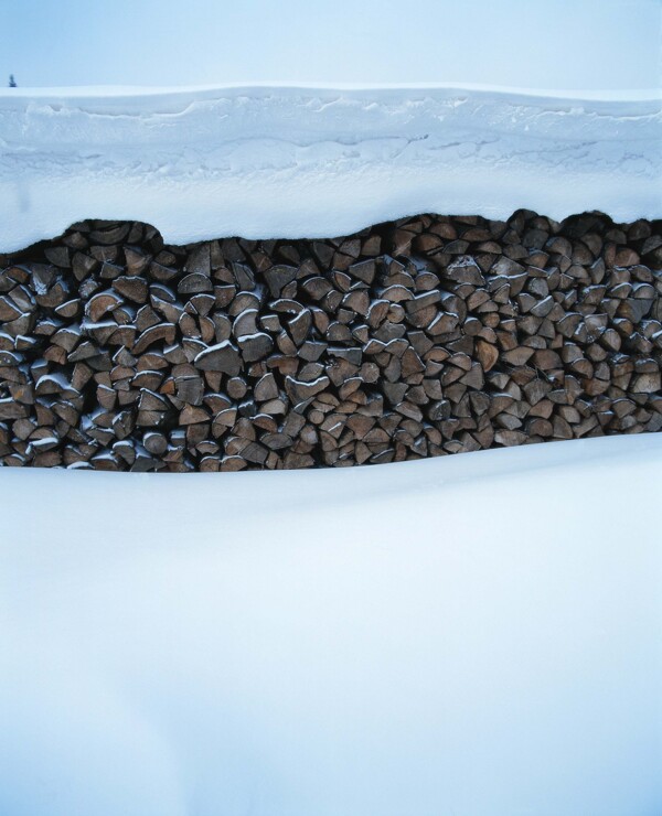 厚厚积雪下的石子图片