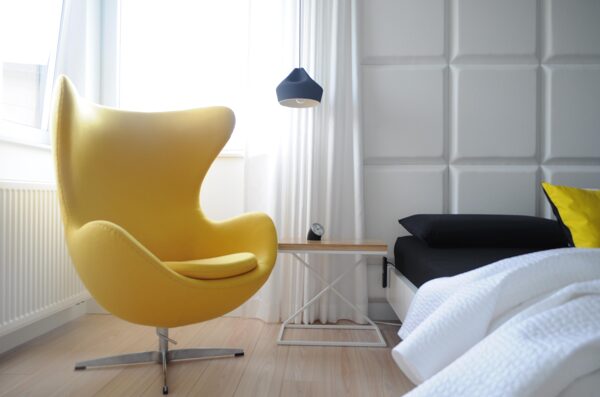 简约卧室黄色椅子装修效果图