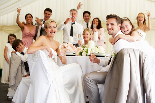 婚礼上开心的人和新娘新郎图片
