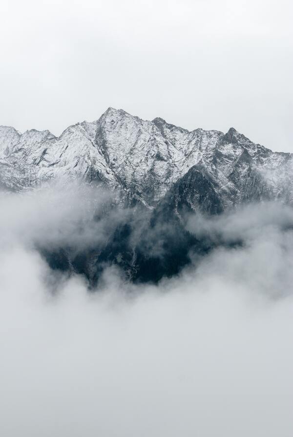 灰色云雾山峰图片