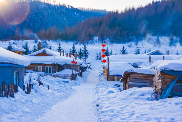 雪后寧?kù)o的鄉(xiāng)村景象