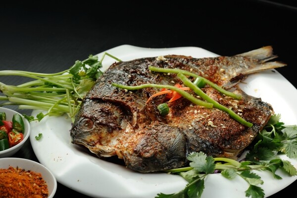 烤鯽魚(yú)