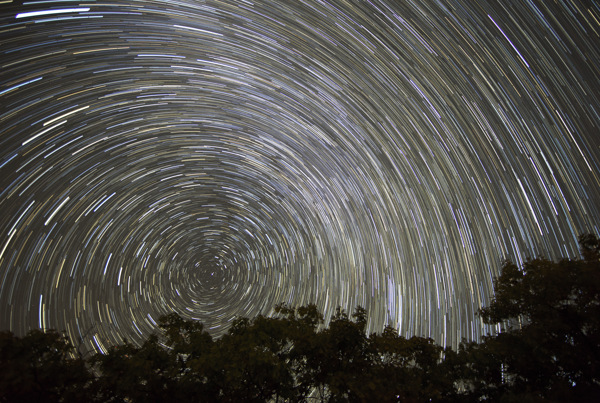 星星在夜空中劃出的軌跡形成了一個美麗的螺旋圖案