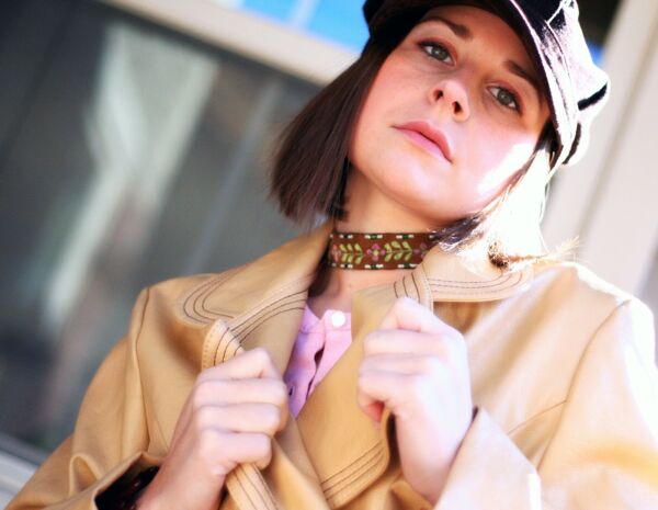 潮酷時尚穿皮衣戴帽子的短發(fā)美女