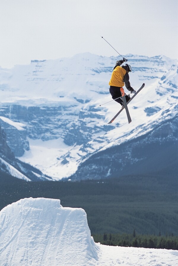 双板滑雪飞起瞬间摄影图片图片