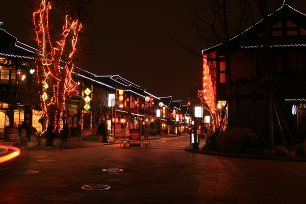 北海道札幌灯火袅绕的小街图片