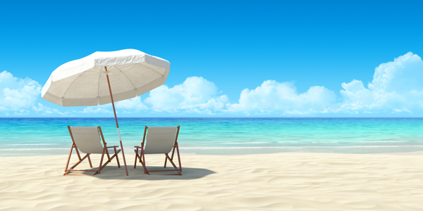 沙滩椅与海边遮阳伞