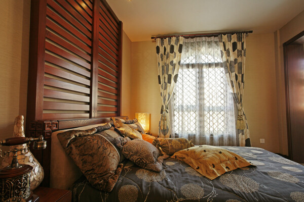中式奢华客厅木制横条纹背景墙室内装修图