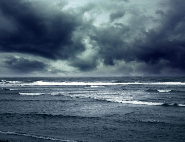 乌云密布的海洋图片